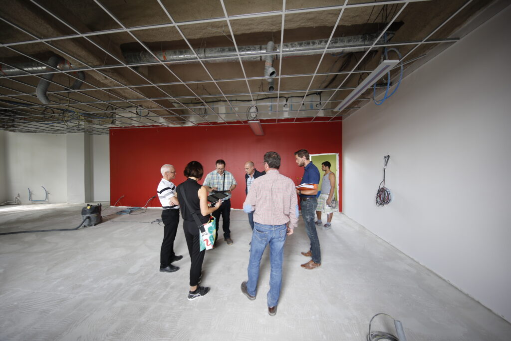 Équipe d'architecte dans un bâtiment en chantier de construction dans le Grand Est