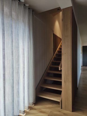 Agencement d'un escalier en bois avec parquet