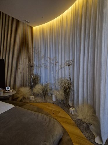 Agencement intérieur chambre arrondie avec rideaux